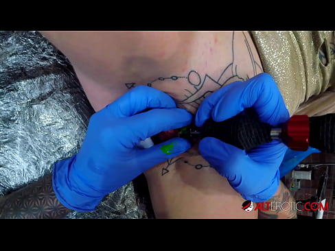 ❤️ Extremamente tatuada, a brasa Sully Savage fez uma tatuagem no seu clítoris ☑ Porno em pt.trysex.ru